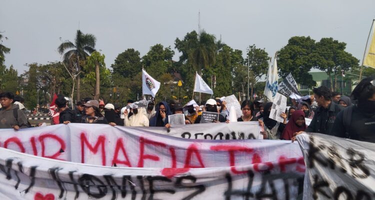 Puluhan warga Desa Sukajaya, Kecamatan Tamansari, bersama Aliansi Mahasiswa dan Masyarakat Sukajaya Melawan mendatangi Polres Bogor dan Kantor Bupati Bogor, Foto/Isitimewa