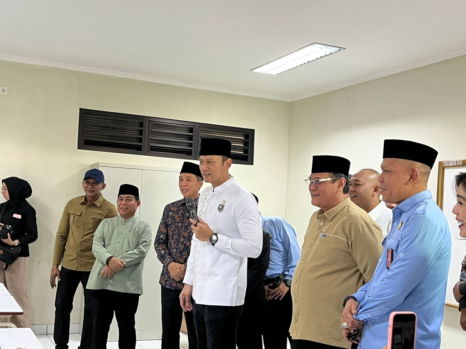 Menko Infrastruktur dan Pembangunan Kewilayahan, Agus Harimurti Yudhoyono (AHY), saat meninjau Revitalisasi madrasah di MTSN 1 Kota Bogor, Foto/Adi Wirman