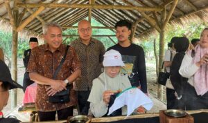 Marga Anggrianto, Direktur Perseroan PT Mitra Natura Raya. saat meninjau Kultura di Kebon Raya Bogor, Foto/Adi Wirman Marga Anggrianto, Direktur Perseroan PT Mitra Natura Raya. saat meninjau Kultura di Kebon Raya Bogor, Foto/Adi Wirman