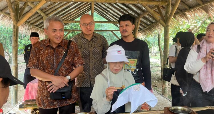 Marga Anggrianto, Direktur Perseroan PT Mitra Natura Raya. saat meninjau Kultura di Kebon Raya Bogor, Foto/Adi Wirman