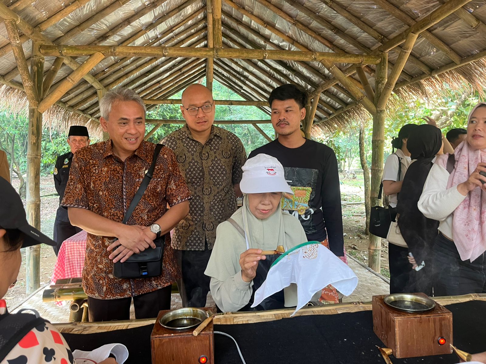 Marga Anggrianto, Direktur Perseroan PT Mitra Natura Raya. saat meninjau Kultura di Kebon Raya Bogor, Foto/Adi Wirman