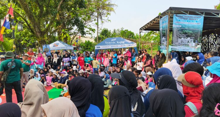 Masyarakat saat menghadiri Festival Ekonomi Kreatif Situ Gede, Foto/Maya Melina