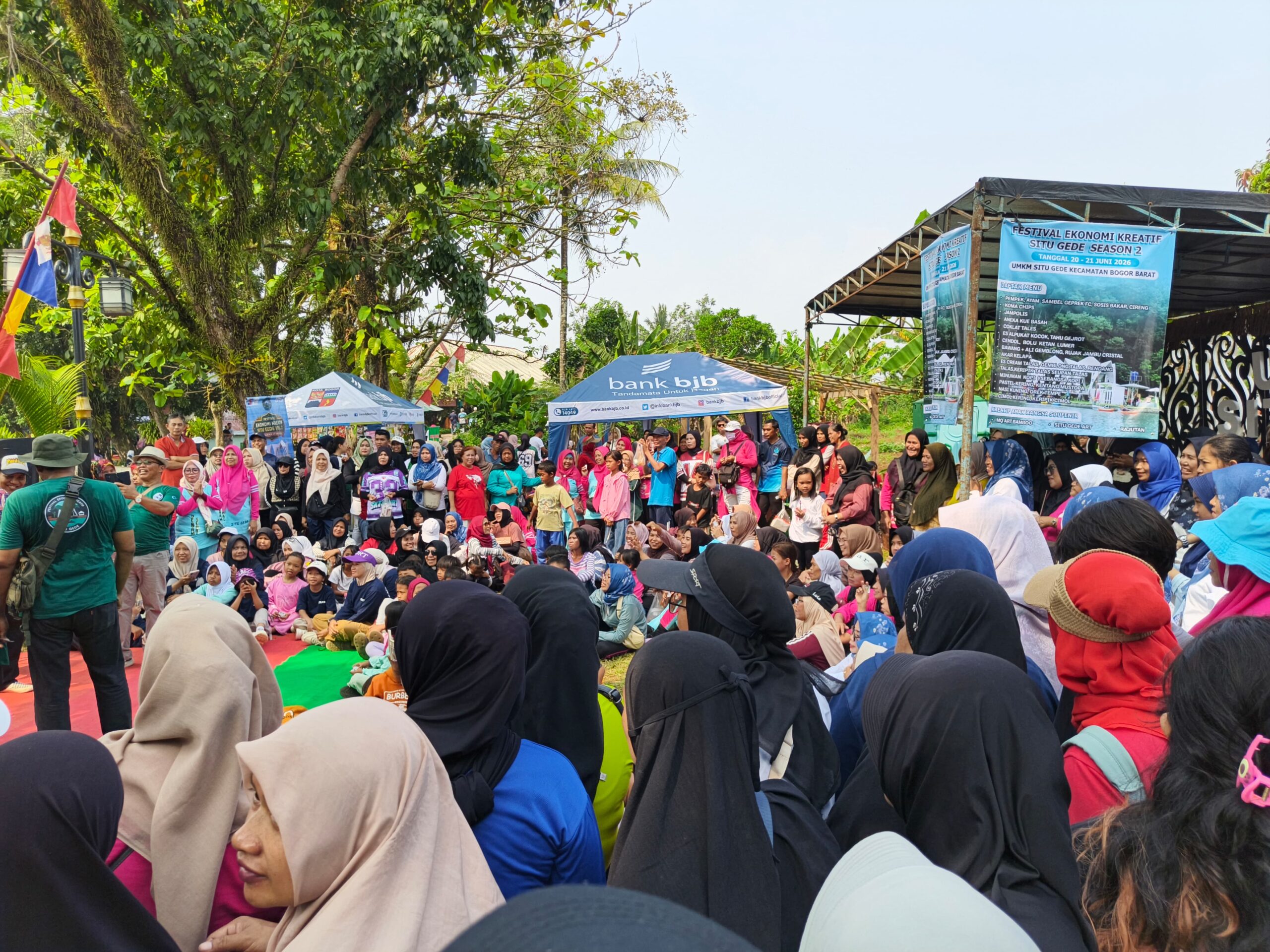 Masyarakat saat menghadiri Festival Ekonomi Kreatif Situ Gede, Foto/Maya Melina