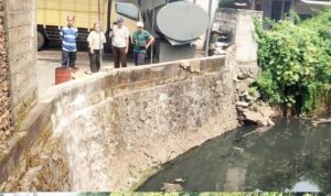 Anggota Anggota DPRD Kota Bekasi saat meninjau sungai Kranji, Foto/Isitimewa