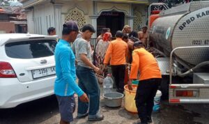 BPBD Kabupaten Bogor saat menyediakan air saat kekeringan, Foto/Istimewa