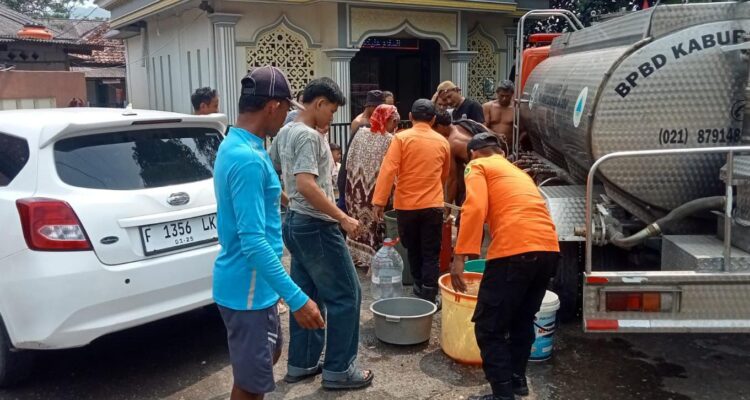 BPBD Kabupaten Bogor saat menyediakan air saat kekeringan, Foto/Istimewa