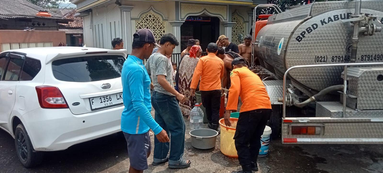 BPBD Kabupaten Bogor saat menyediakan air saat kekeringan, Foto/Istimewa