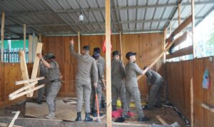 Satpol PP Kabupaten Bogor saat membongkar bangunan liar, Foto/Isitimewa