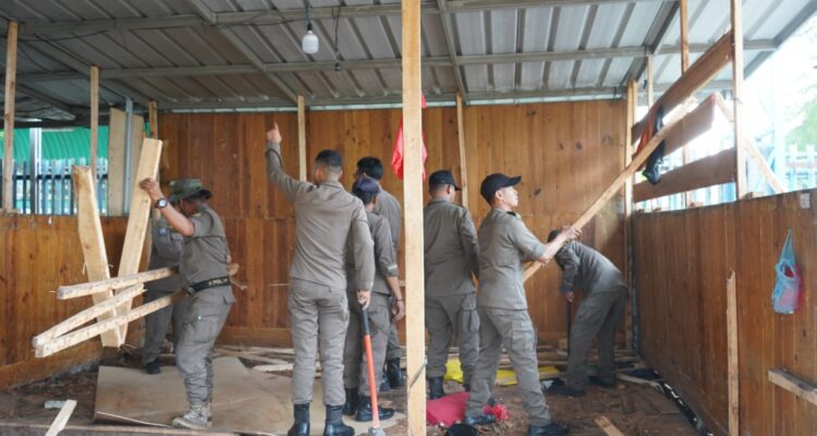 Satpol PP Kabupaten Bogor saat membongkar bangunan liar, Foto/Isitimewa