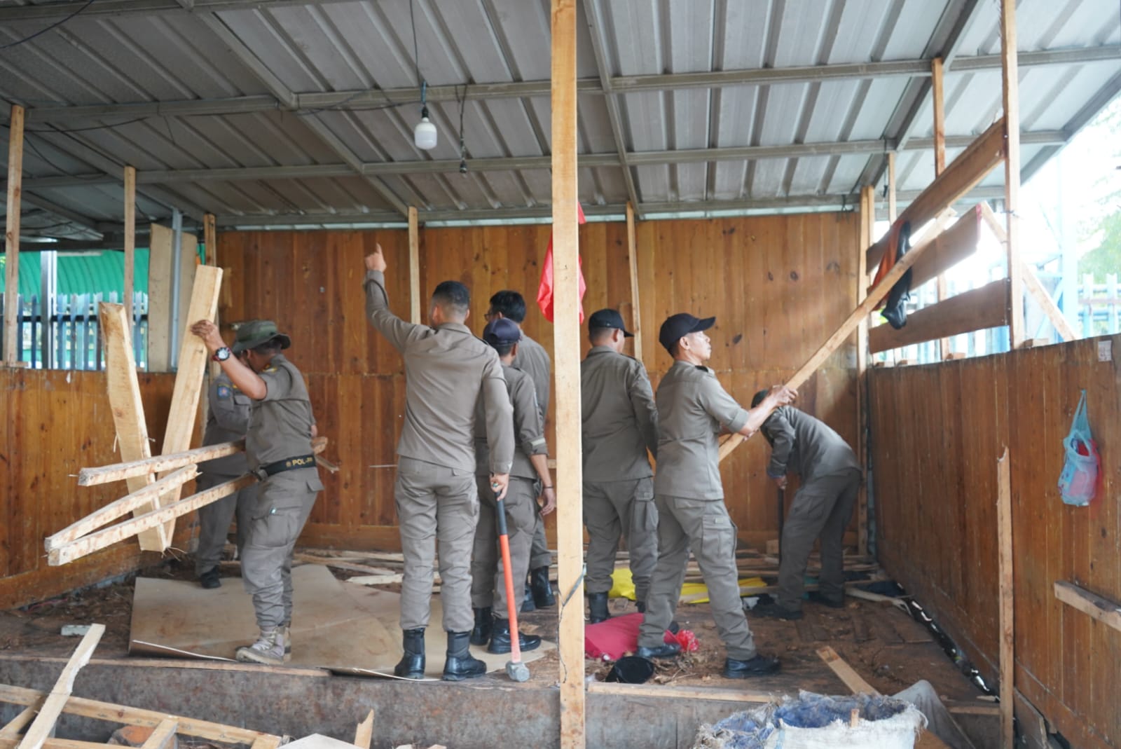 Satpol PP Kabupaten Bogor saat membongkar bangunan liar, Foto/Isitimewa