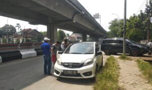 Mobil korban tertabrak kereta di Jalan Baru yang di terpakir jauh, Foto/Maya Melani