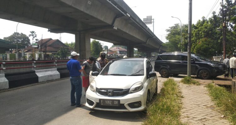 Mobil korban tertabrak kereta di Jalan Baru yang di terpakir jauh, Foto/Maya Melani