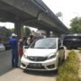 Mobil korban tertabrak kereta di Jalan Baru yang di terpakir jauh, Foto/Maya Melani