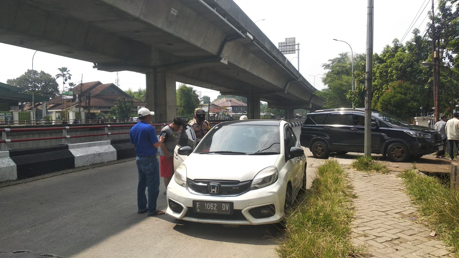 Mobil korban tertabrak kereta di Jalan Baru yang di terpakir jauh, Foto/Maya Melani