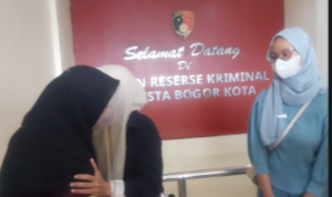 Ibu pelaku korban dan ibu pelaku saat berpelukan hingga terciptanya kata damai, Foto/Maya Mellina
