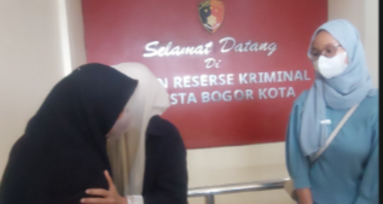 Ibu pelaku korban dan ibu pelaku saat berpelukan hingga terciptanya kata damai, Foto/Maya Mellina
