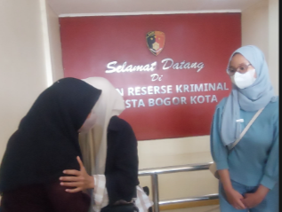 Ibu pelaku korban dan ibu pelaku saat berpelukan hingga terciptanya kata damai, Foto/Maya Mellina