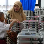 Siswa menerima MBG yang dibagikan guru di sekolah, Foto/[Instagram/@badangizinasional.ri]