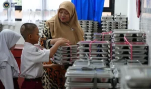 Siswa menerima MBG yang dibagikan guru di sekolah, Foto/[Instagram/@badangizinasional.ri]