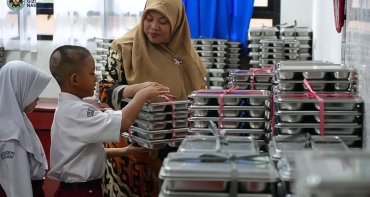 Siswa menerima MBG yang dibagikan guru di sekolah, Foto/[Instagram/@badangizinasional.ri]