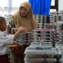 Siswa menerima MBG yang dibagikan guru di sekolah, Foto/[Instagram/@badangizinasional.ri]