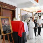 Presiden Prabowo Subianto memberikan penghormatan terakhir kepada Almarhum Jenderal TNI (Purn) Ryamizard Ryacudu di Kantor Kementerian Pertahanan, Jakarta, pada Senin, 1 Juni 2026. Foto: BPMI Setpres/Muchlis Jr