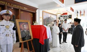 Presiden Prabowo Subianto memberikan penghormatan terakhir kepada Almarhum Jenderal TNI (Purn) Ryamizard Ryacudu di Kantor Kementerian Pertahanan, Jakarta, pada Senin, 1 Juni 2026. Foto: BPMI Setpres/Muchlis Jr