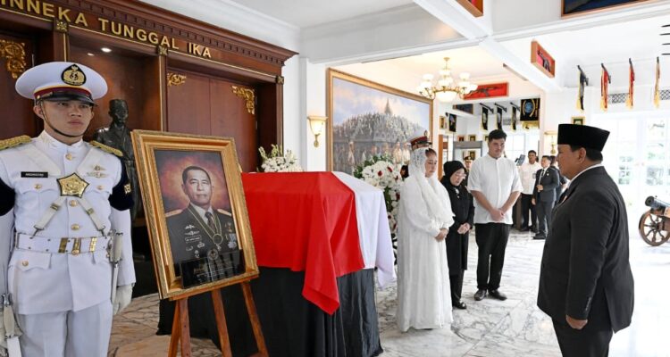 Presiden Prabowo Subianto memberikan penghormatan terakhir kepada Almarhum Jenderal TNI (Purn) Ryamizard Ryacudu di Kantor Kementerian Pertahanan, Jakarta, pada Senin, 1 Juni 2026. Foto: BPMI Setpres/Muchlis Jr