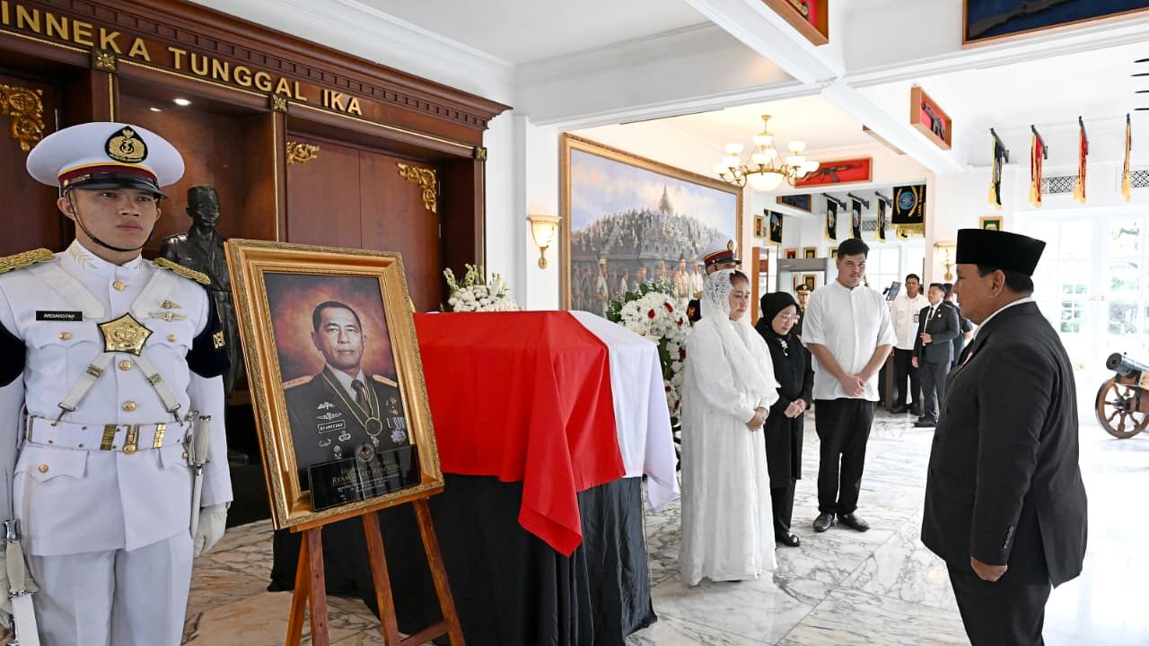 Presiden Prabowo Subianto memberikan penghormatan terakhir kepada Almarhum Jenderal TNI (Purn) Ryamizard Ryacudu di Kantor Kementerian Pertahanan, Jakarta, pada Senin, 1 Juni 2026. Foto: BPMI Setpres/Muchlis Jr