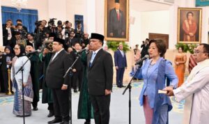 Presiden Prabowo Subianto melantik Nanik S. Deyang sebagai Kepala Badan Gizi Nasional serta Agustina Arumsari dan Trenggono sebagai Wakil Kepala Badan Gizi Nasional. Pelantikan tersebut berlangsung di Istana Negara, Jakarta, pada Senin, 8 Juni 2026. Foto: BPMI Setpres/Cahyo