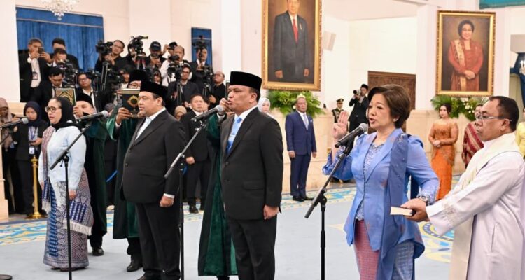 Presiden Prabowo Subianto melantik Nanik S. Deyang sebagai Kepala Badan Gizi Nasional serta Agustina Arumsari dan Trenggono sebagai Wakil Kepala Badan Gizi Nasional. Pelantikan tersebut berlangsung di Istana Negara, Jakarta, pada Senin, 8 Juni 2026. Foto: BPMI Setpres/Cahyo