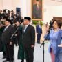 Presiden Prabowo Subianto melantik Nanik S. Deyang sebagai Kepala Badan Gizi Nasional serta Agustina Arumsari dan Trenggono sebagai Wakil Kepala Badan Gizi Nasional. Pelantikan tersebut berlangsung di Istana Negara, Jakarta, pada Senin, 8 Juni 2026. Foto: BPMI Setpres/Cahyo