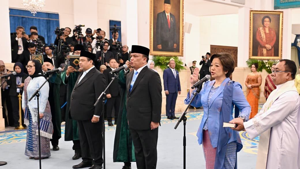 Presiden Prabowo Subianto melantik Nanik S. Deyang sebagai Kepala Badan Gizi Nasional serta Agustina Arumsari dan Trenggono sebagai Wakil Kepala Badan Gizi Nasional. Pelantikan tersebut berlangsung di Istana Negara, Jakarta, pada Senin, 8 Juni 2026. Foto: BPMI Setpres/Cahyo