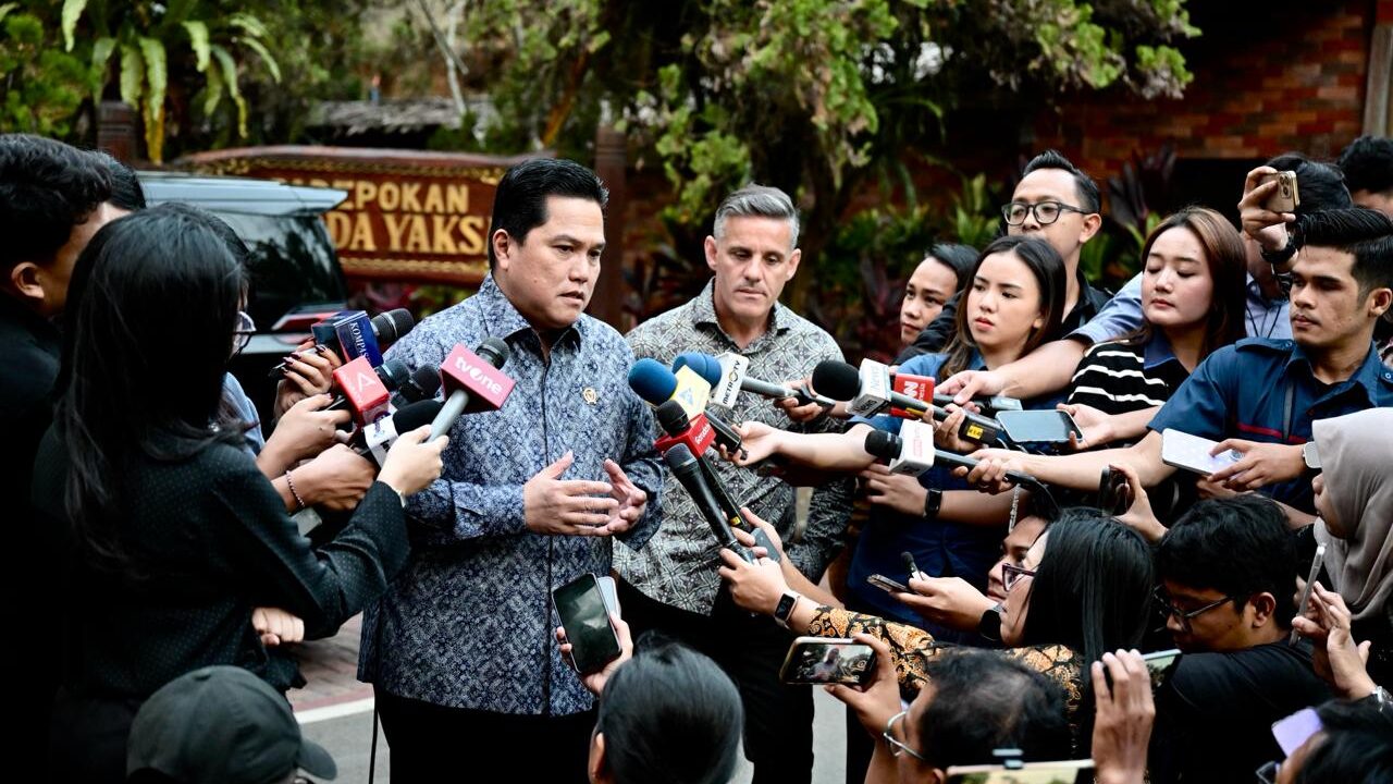 Menteri Pemuda dan Olahraga Erick Thohir beserta pelatih sepak bola tim nasional Indonesia John Herdman memberikan keterangannya kepada awak media usai diterima Presiden Prabowo di kediaman pribadinya di Hambalang, Jawa Barat, pada Jumat, 19 Juni 2026. Foto: BPMI Setpres/Rusman