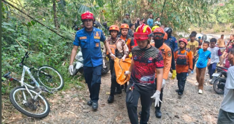 Tim SAR gabungan akhirnya menemukan Siti Salma (6), bocah perempuan yang hanyut di Sungai Cianten,Foto/Istimewa