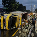 Gambar Ilustrasi Truk Terguling, Foto/Gemini Ai