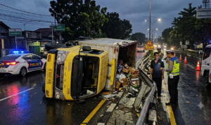 Gambar Ilustrasi Truk Terguling, Foto/Gemini Ai
