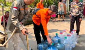 BPBD Kota Bogor saat menyalurkan air bersih, Foto/Isitimewa BPBD Kota Bogor saat menyalurkan air bersih, Foto/Isitimewa