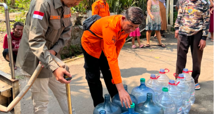 BPBD Kota Bogor saat menyalurkan air bersih, Foto/Isitimewa