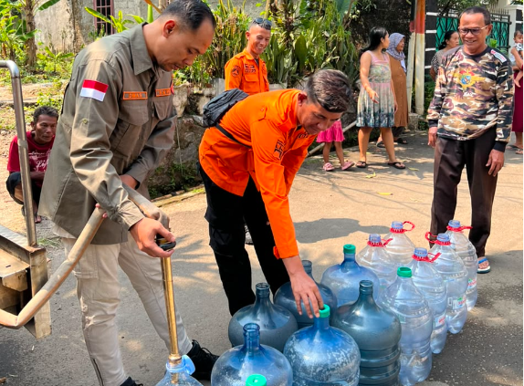 BPBD Kota Bogor saat menyalurkan air bersih, Foto/Isitimewa