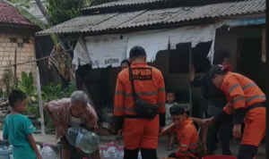Screenshot 2026-07-16 183344 Warga Bubulak Kota Bogor saat mengisi air dengan galon yang disiapkan oleh BPBD, Foto/Isitimewa