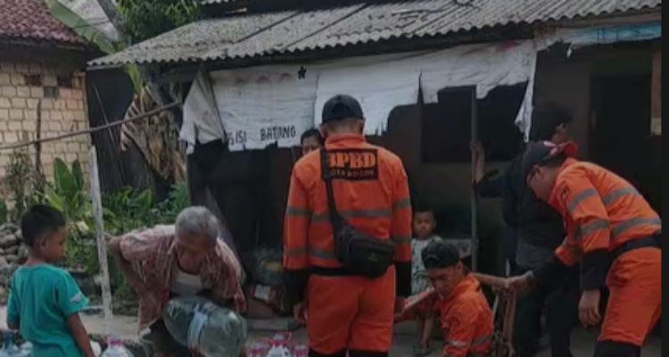 Warga Bubulak Kota Bogor saat mengisi air dengan galon yang disiapkan oleh BPBD, Foto/Isitimewa
