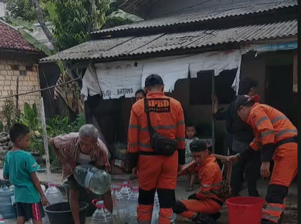 Warga Bubulak Kota Bogor saat mengisi air dengan galon yang disiapkan oleh BPBD, Foto/Isitimewa