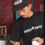 Pegawai Es Doger Konang, Deny (23), Foto/Isitimewa