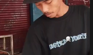 Pegawai Es Doger Konang, Deny (23), Foto/Isitimewa Pegawai Es Doger Konang, Deny (23), Foto/Isitimewa