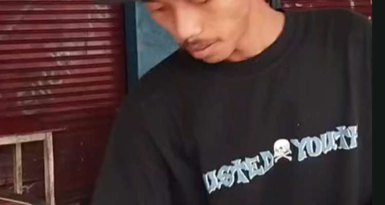 Pegawai Es Doger Konang, Deny (23), Foto/Isitimewa