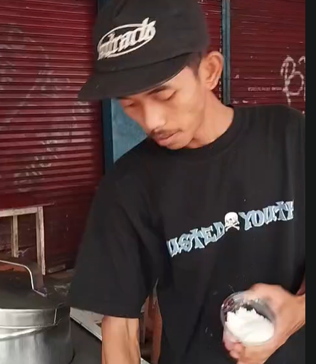 Pegawai Es Doger Konang, Deny (23), Foto/Isitimewa