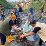 Wakil Walikota, Jenal Mutaqin dan Kepala DInas Lingkungan Hidup saat bebersih sungai Ciliwung, Foto/Isitimewa