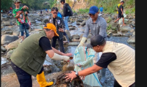 Wakil Walikota, Jenal Mutaqin dan Kepala DInas Lingkungan Hidup saat bebersih sungai Ciliwung, Foto/Isitimewa