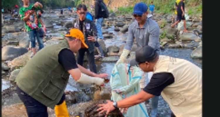 Wakil Walikota, Jenal Mutaqin dan Kepala DInas Lingkungan Hidup saat bebersih sungai Ciliwung, Foto/Isitimewa